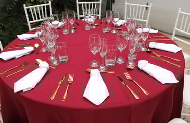 Alquiler de mesas con mantel y sillas