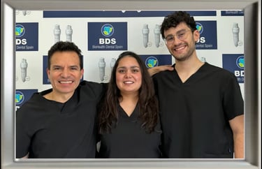 una imagen de dr prado, dra sanjana y dr pedro