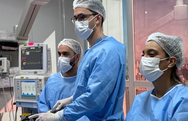 médicos paramentados durante procedimento cirúrgico