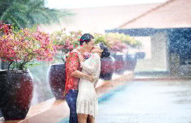 Фотосъемка поцелуя под дождём на Фукуоке в августе