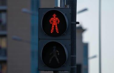 Rood stilstaand verkeerslichtmannetje als symbool voor waarschuwingssignalen en twijfel.