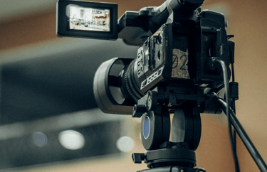 filmcamera als symbool voor observeren zonder oordeel en afstand nemen.