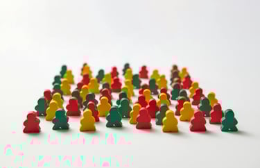 Houten poppetjes in rood, groen en geel door elkaar, symboliseert schoolpraktijk en samenwerking.