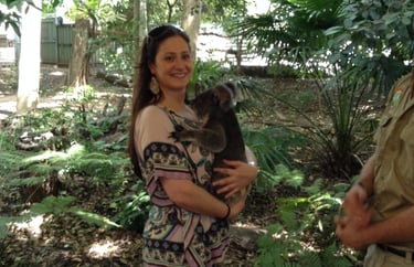 foto na autora segurando um coala em lone pine sanctuary brisbane 