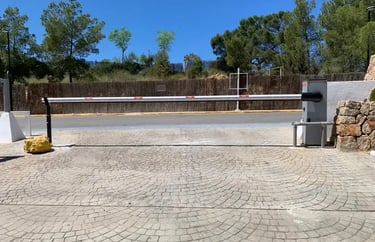 Barrera automática para control de acceso en parking instaladas en Ibiza