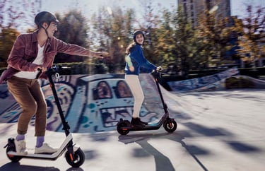 dos personas montando en patinete electrico Niu KQi2