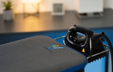 Profesjonalne żelazko parowe EV do stacji Atlantis. Prasowanie koszuli przy użyciu suchej pary. Idealne dla butików i domów.