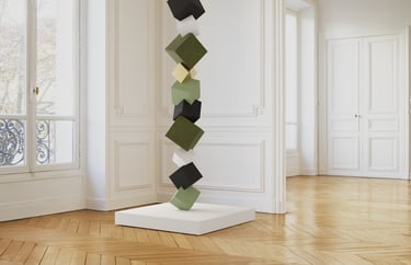 Détail Sculpture Pyrite polychrome sur socle blanc, appartement parisien murs blancs