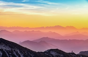 Ensemble de sommets dans le soleil couchant, belles couleurs