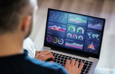 Curso de Power BI: Uma pessoa utilizando o notebook acessando um dashboard interativo