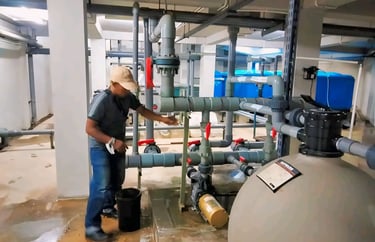 proses instalasi dan setting pompa oleh teknisi dayanapool