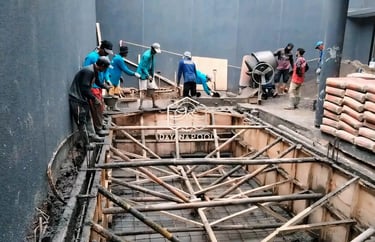 Proses pengecoran kolam renang yang di lakukan oleh tim dayanapool.
