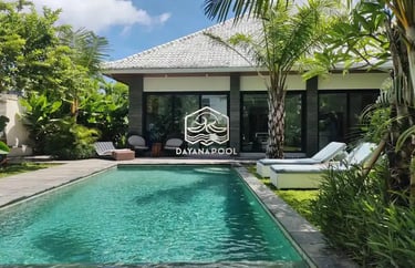 konsep kolam renang mewah di halaman belakang rumah atau villa.