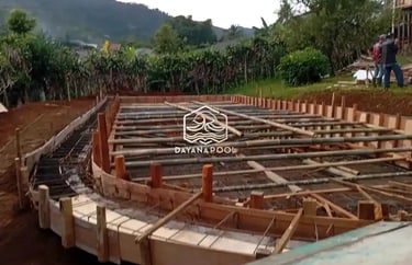 proses pengecoran kolam renang.