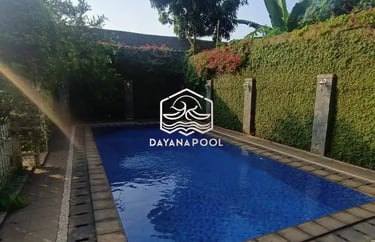 kolam renang dengan sistem skimmer yang di padukan dengan lantai kayu.