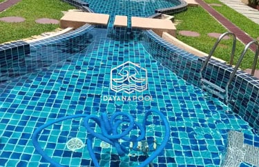 kolam renang minimalis dengan finishing keramik roman atau Mozaik.