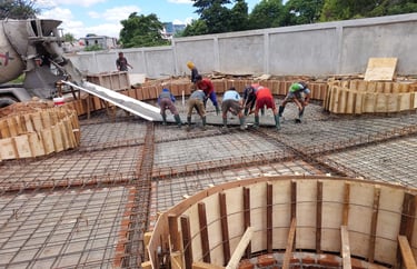 proses pengecoran kolam renang.