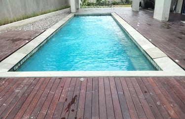 kolam renang dengan sistem skimmer yang di padukan dengan lantai kayu.