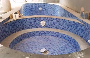 kolam renang minimalis dengan finishing keramik roman atau Mozaik.