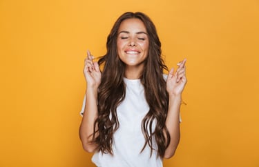 Extraglück zum doppelten Fingerdrücken: mit dem SuperDing kräftig gewinnen! Junge Frau kreuzt Finger