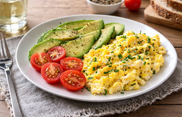 Huevos revueltos con aguacate y tomates cherry, desayuno bajo en carbohidratos saludable y rico en p