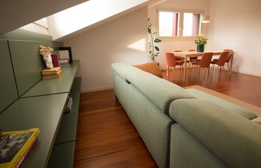 Giulia Sbrogiò | designer - living - interni- design d'interni - boiserie - verde- divano - tavolo in marmo - calligaris