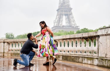Un couple d'indien habillé sur leur 31 se font la cour sur le pont Bir Hakeim un jour de pluie, avec la tour eiffel en fond