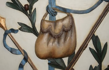 Détails de la restauration des peintures d'une armoire sculptée, datée fin révolution.