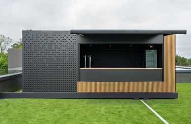 Espacio de construcción modular diseñado como módulo de bar y eventos al aire libre