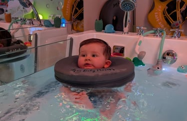bébé dans le bain