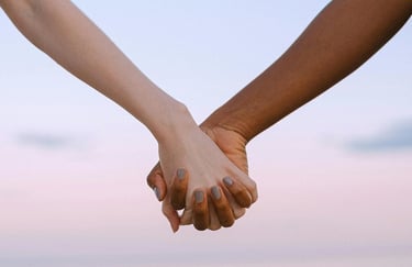 Deux mains qui se tiennent qui symbolisent la confiance