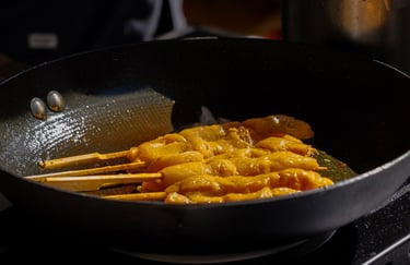 Indonesisches Gericht wird frisch in einer Pfanne zubereitet
