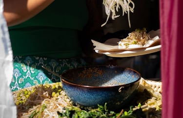 Frisch zubereitete indonesische Nudelgerichte bei einem Streetfood Event