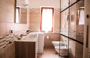 Bagno del trilocale con doccia ampia e finiture curate