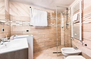 Bagno del monolocale con doccia spaziosa e finiture curate