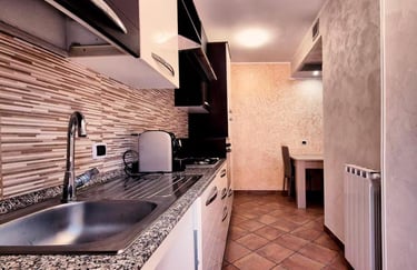 Angolo cottura attrezzato del trilocale, completo di cucina e lavello