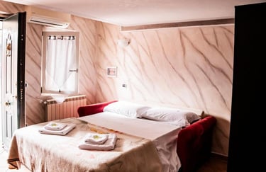 Zona notte del monolocale con letto matrimoniale e ambiente luminoso