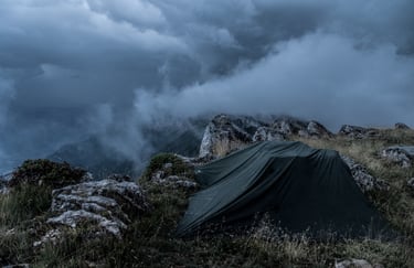 photo d'un bivouac sur une crête lors d'un expedition