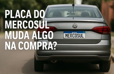 Traseira de carro usado com placa do Mercosul centralizada, fundo desfocado e iluminação natural.