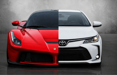 Metade de uma Ferrari e metade de um Toyota lado a lado em fundo neutro