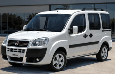 Fiat Doblò 2021 branco em showroom externo moderno