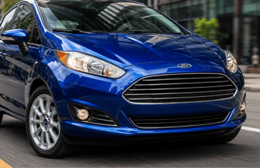 Ford New Fiesta Titanium 2018 azul metálico com motor EcoBoost em movimento.
