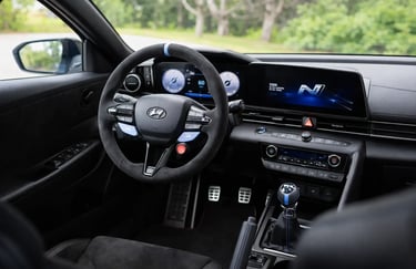 interior do Hyundai Elantra N TCR com 286 cv pronto para a pista com painel esportivo e câmbio manua