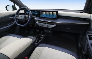 interior do Nissan Leaf com painel digital moderno e tecnologia elétrica avançada sem metais raros