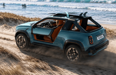 Renault 4 JP4x4 azul na praia com portas abertas e prancha sobre o teto.