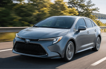Toyota Corolla Hybrid cinza em movimento na rodovia