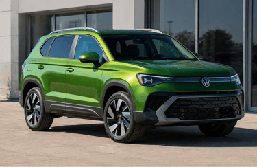 VW Taos 2025 verde em frente a showroom com design moderno em destaque