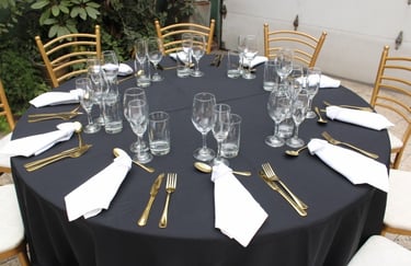 Alquiler de mesas con mantel y sillas