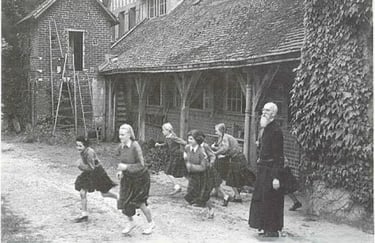 Vie du Père Sevin : avec des guides et louvettes