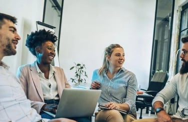 Líder jovem conduzindo reunião com equipe diversa, aplicando liderança situacional.